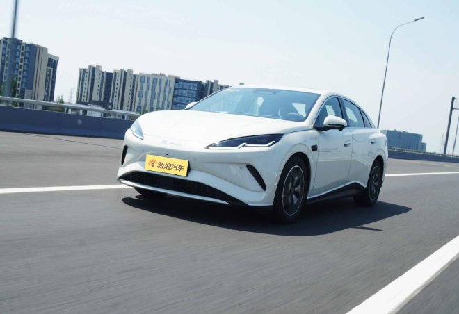比亚迪海豹06EV 一台非常全面的中型纯电轿跑
