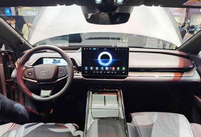 2025广州车展:20万级纯电旗舰 广汽丰田铂智7亮相