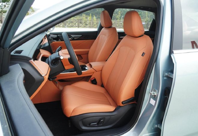 为国民造车不做选择 全新荣威i6动态试驾