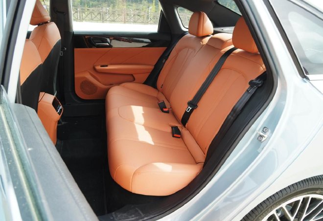 为国民造车不做选择 全新荣威i6动态试驾