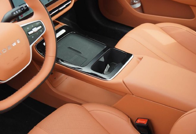 为国民造车不做选择 全新荣威i6动态试驾