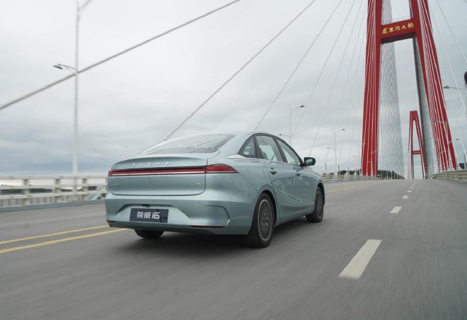 为国民造车不做选择 全新荣威i6动态试驾
