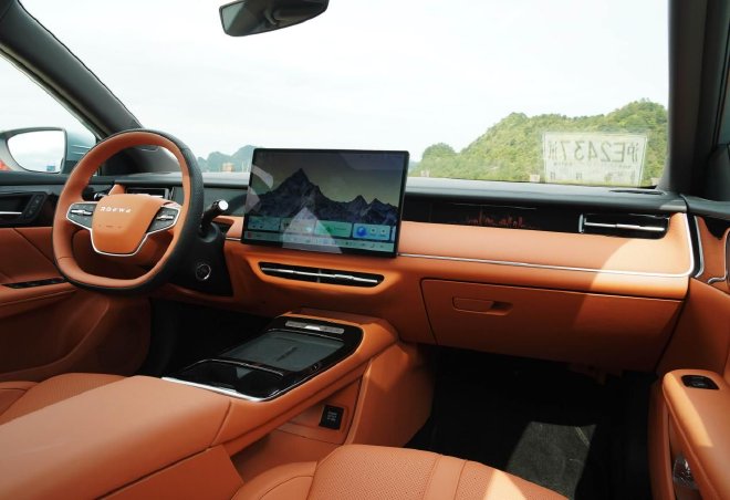 为国民造车不做选择 全新荣威i6动态试驾