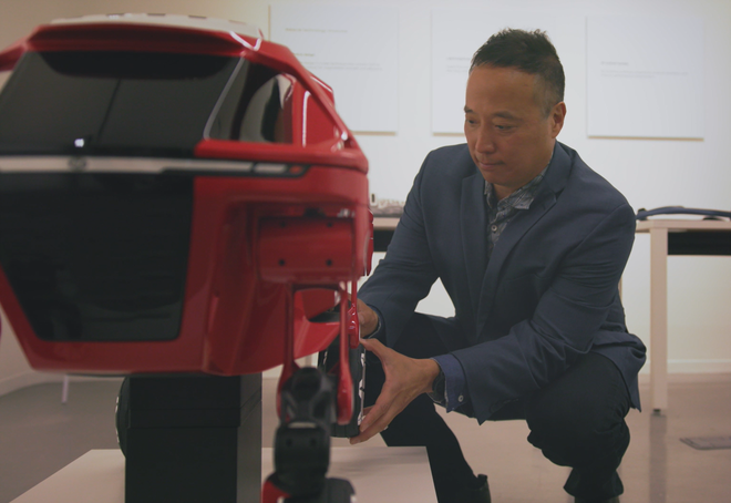 现代汽车New Horizons Studio创始董事John Suh正在检查多功能Elevate原型车的部件，这些部件必须要做到足够坚固和轻盈。