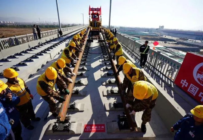 致敬京张高铁建设者 BEIJING®汽车“温暖回家路”启航