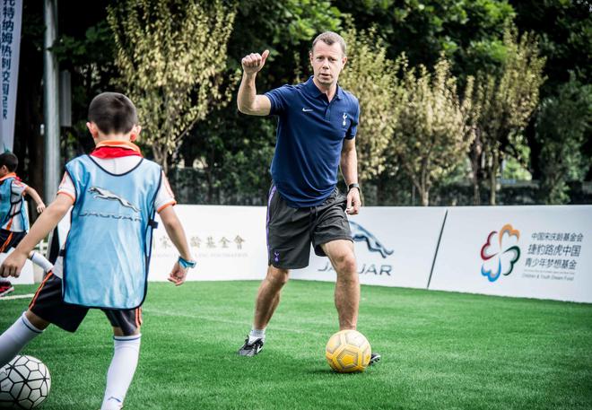 10-热刺明星教练David Howells为现场足球小将零距离培训足球技巧