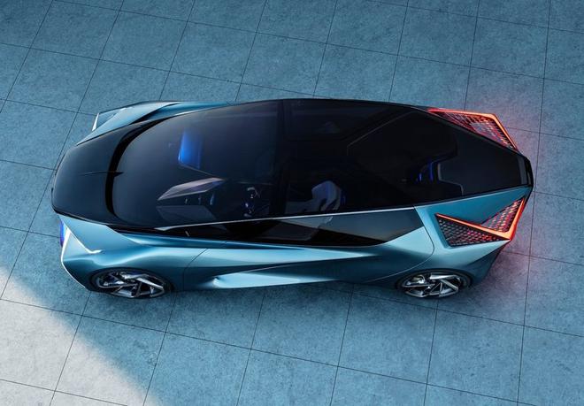 车厢上半部分几乎完全由玻璃组成