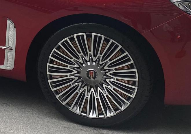 轴距加长/内饰更豪华 红旗H9+首次亮相