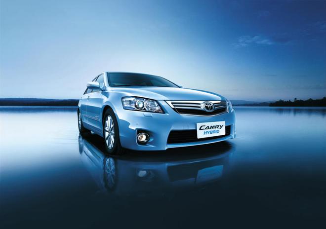 (2010年导入的第六代凯美瑞双擎混动,国内中高级车市场首款量销混动轿车)