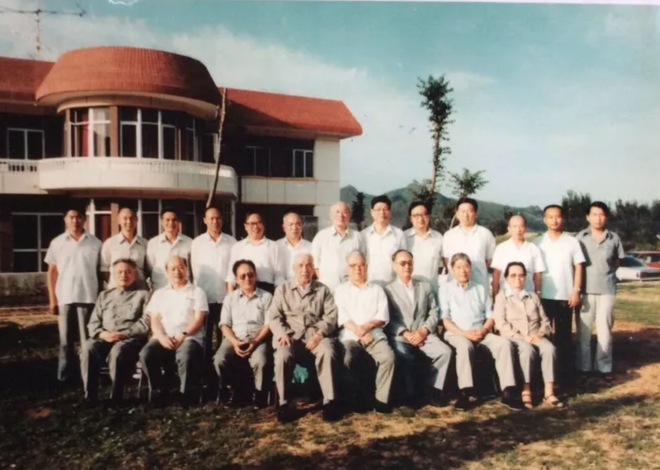 1986年6月机械工业部老部长们参与的《发展轿车战略研讨会》前右二为饶斌,后左二为陈光祖