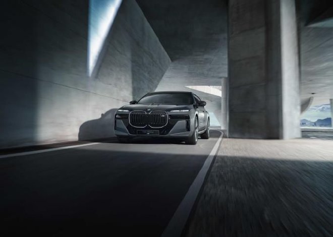 创新纯电动BMW i7 M70L和全新BMW M760Le于成都车展上市