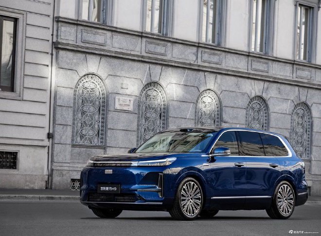 试驾吉利银河M9:AI数字底盘+雷神电混双加持