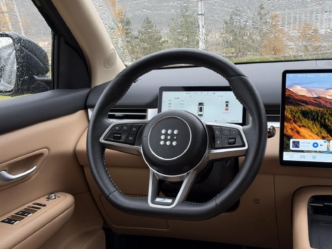 试驾蓝电E5 PLUS 静态表现出色 性价比拉满