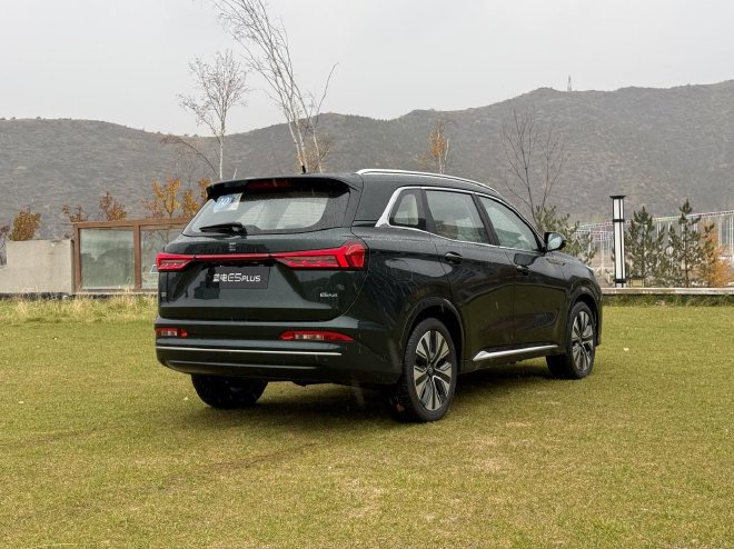 试驾蓝电E5 PLUS 静态表现出色 性价比拉满