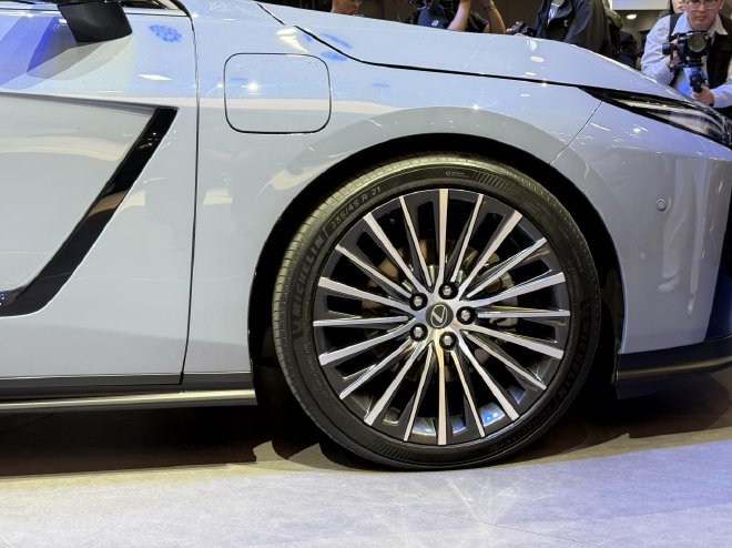 2025上海车展:全新一代雷克萨斯ES亮相