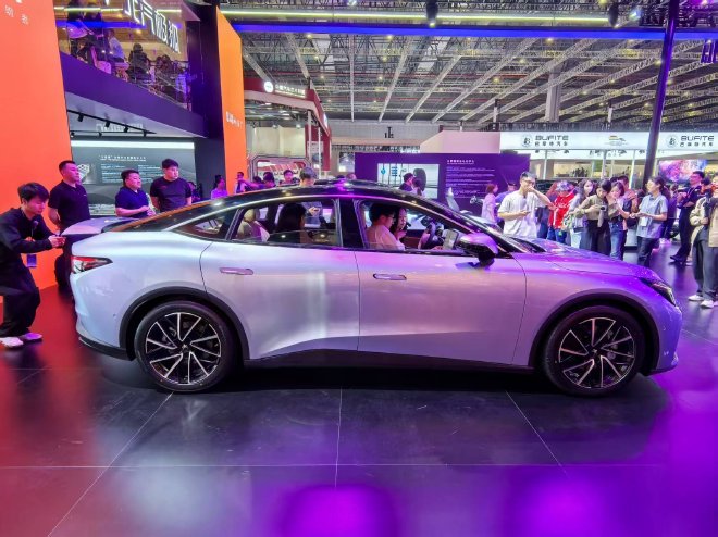 2025上海车展:2025款极狐阿尔法S5上市