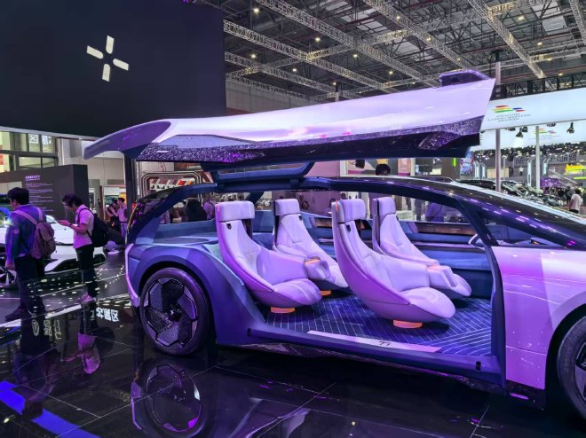 2025上海车展:极狐ARCFOX 77°亮相