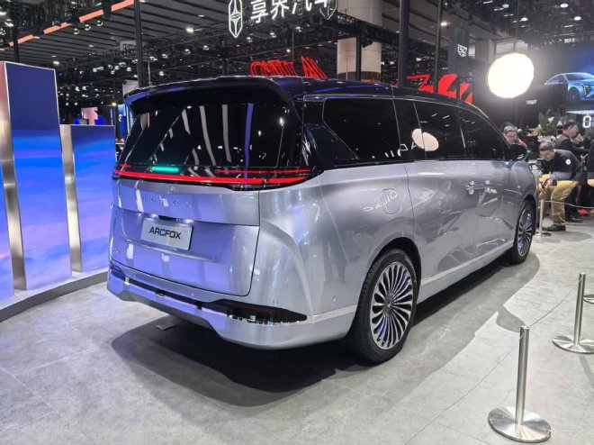 2025广州车展:北汽极狐首款豪华MPV原型车亮相