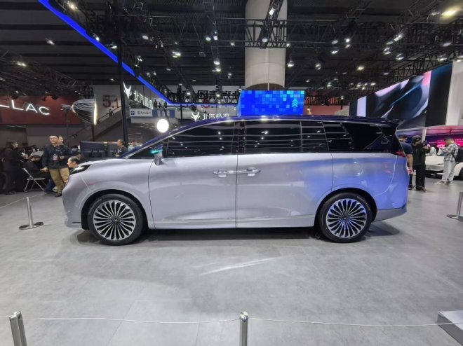 2025广州车展:北汽极狐首款豪华MPV原型车亮相