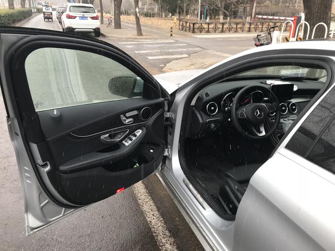 小编的奔驰C200L与事件中的有所不同? 六个说不通的疑点