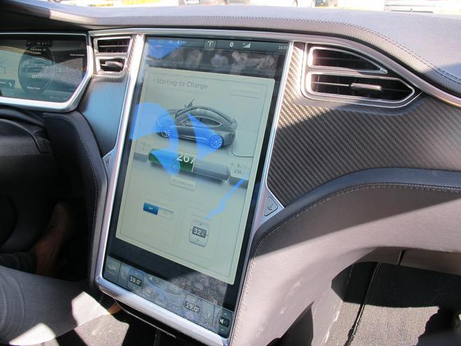 特斯拉正升级自动驾驶可视化技术 以识别周围各种车型