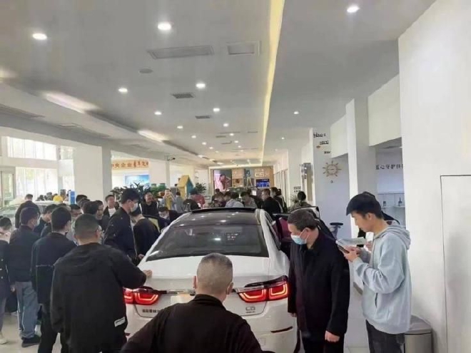 车市内卷波及燃油车 警惕价格战连锁危机