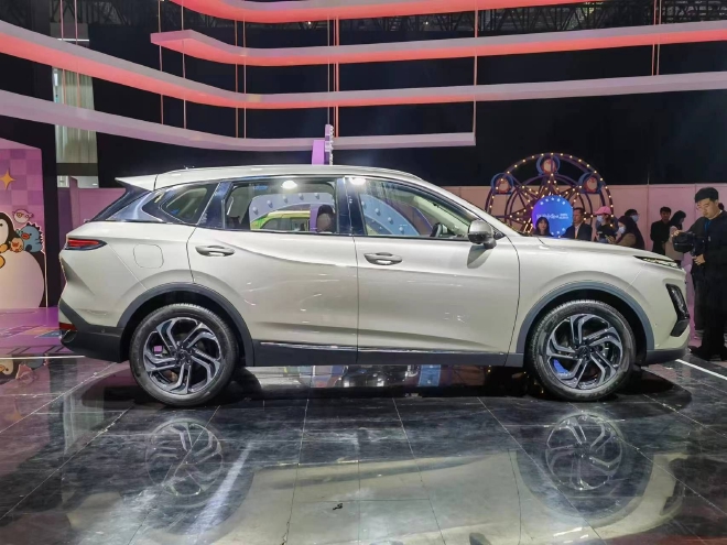 2023上海车展探馆:一汽奔腾T90与小马