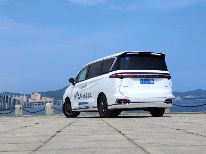 一汽奔腾M9试驾 竞争对手直指传祺M8