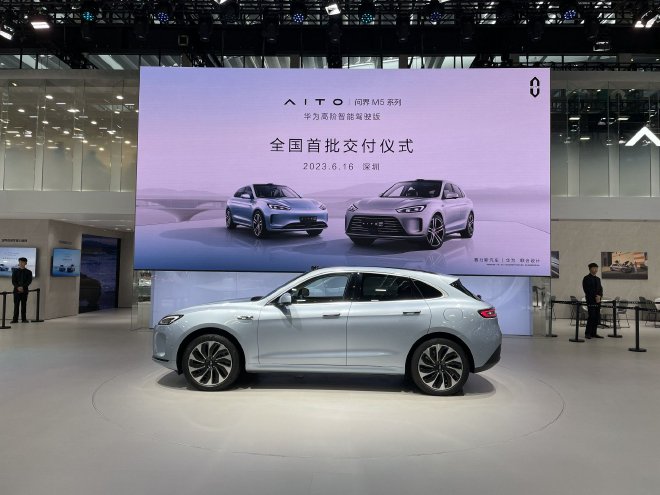 2023粤港澳大湾区车展:AITO问界M5智驾版首批车主交付