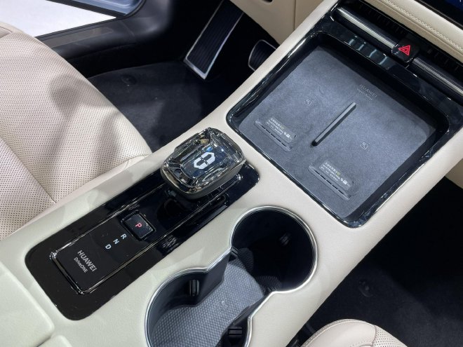 2023粤港澳大湾区车展:AITO问界M5智驾版首批车主交付