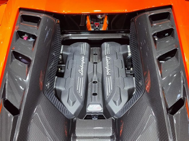 2023成都车展:兰博基尼Revuelto亮相