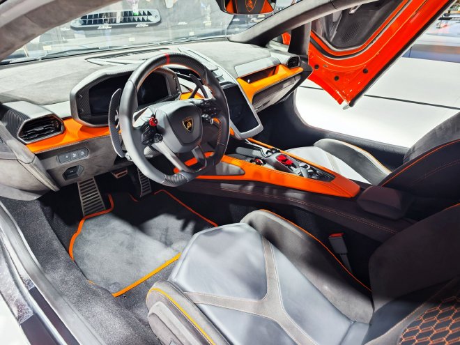 2023成都车展:兰博基尼Revuelto亮相