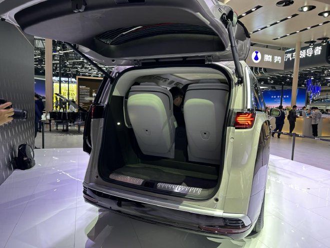 2023广州车展:腾势D9 PREMIER创始版亮相