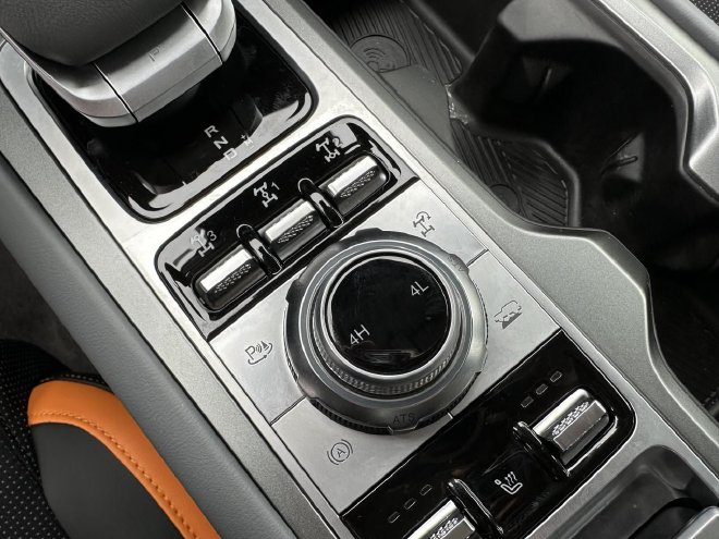 实拍全新BJ40刀锋英雄版 20万级硬核选择