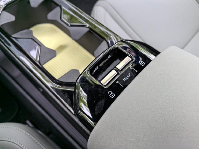 性能强悍有个性 试驾沃尔沃EX30四驱版车型