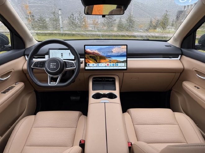 试驾蓝电E5 PLUS 静态表现出色 性价比拉满