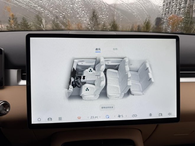 试驾蓝电E5 PLUS 静态表现出色 性价比拉满