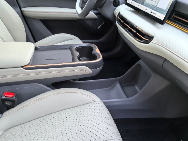 一汽奔腾悦意03预售先享价9.59万元起