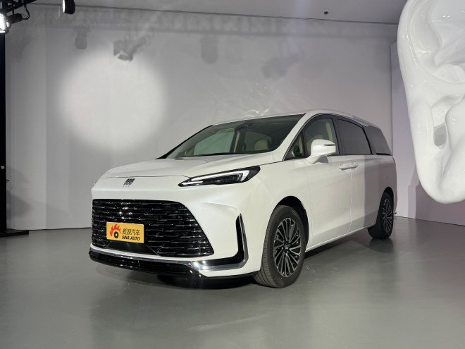 综合续航1420km/亏电油耗6.68L 别克GL8陆尚静态实拍