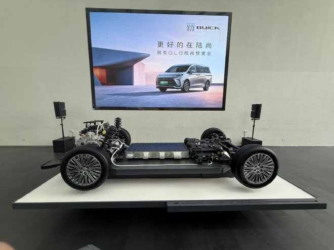 综合续航1420km/亏电油耗6.68L 别克GL8陆尚静态实拍