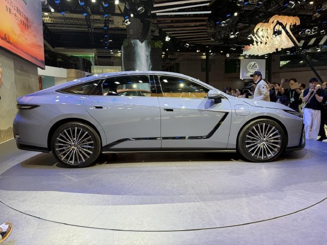 2025上海车展:全新一代雷克萨斯ES亮相