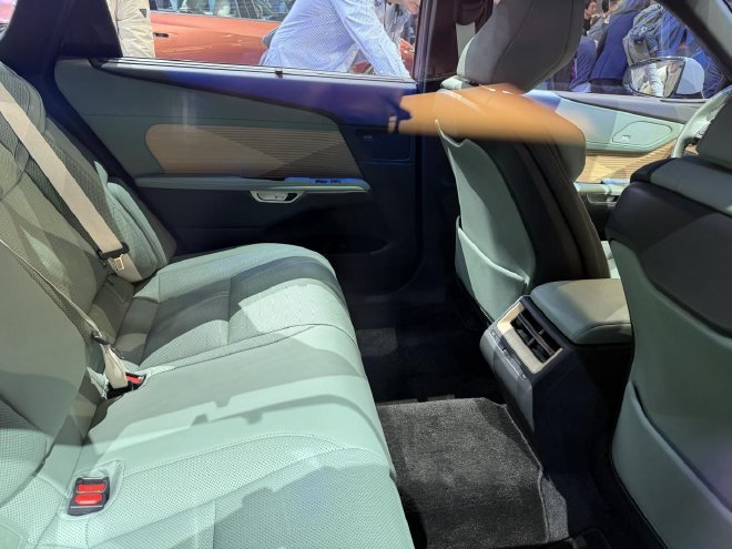 2025上海车展:全新一代雷克萨斯ES亮相