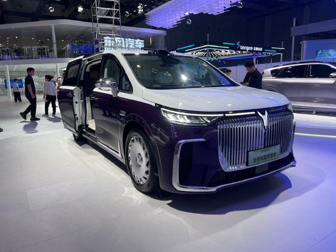 2025上海车展:实拍岚图梦想家·山河 国潮四座MPV