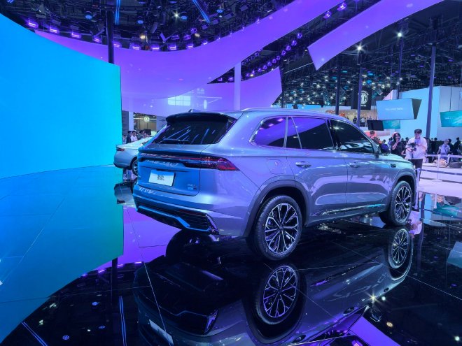 2025成都车展:吉利全新东方曜系列首亮