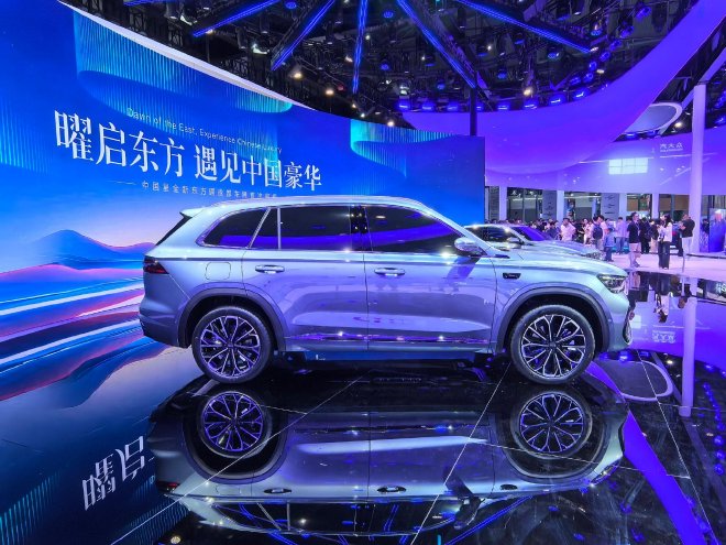 2025成都车展:吉利全新东方曜系列首亮