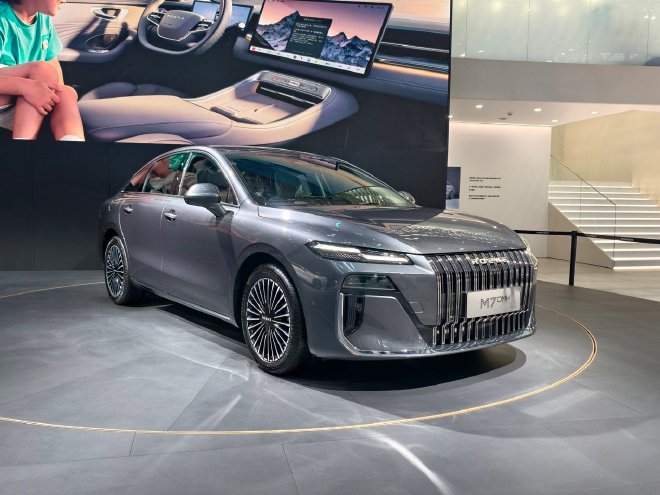 2025广州车展:荣威M7 DMH携“活人感”AI车机亮相