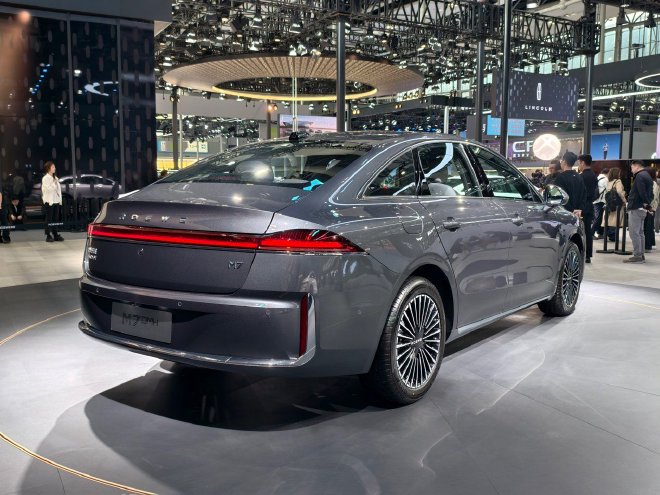 2025广州车展:荣威M7 DMH携“活人感”AI车机亮相