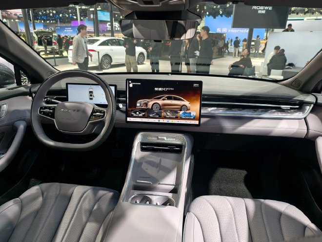 2025广州车展:荣威M7 DMH携“活人感”AI车机亮相