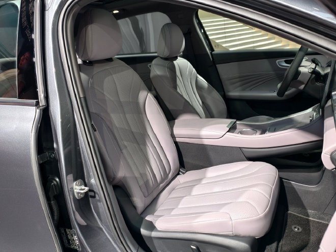 2025广州车展:荣威M7 DMH携“活人感”AI车机亮相