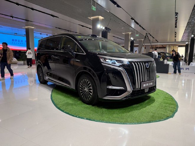 腾势D9达成第30万辆交付 高端新能源MPV市场的“长期答案”